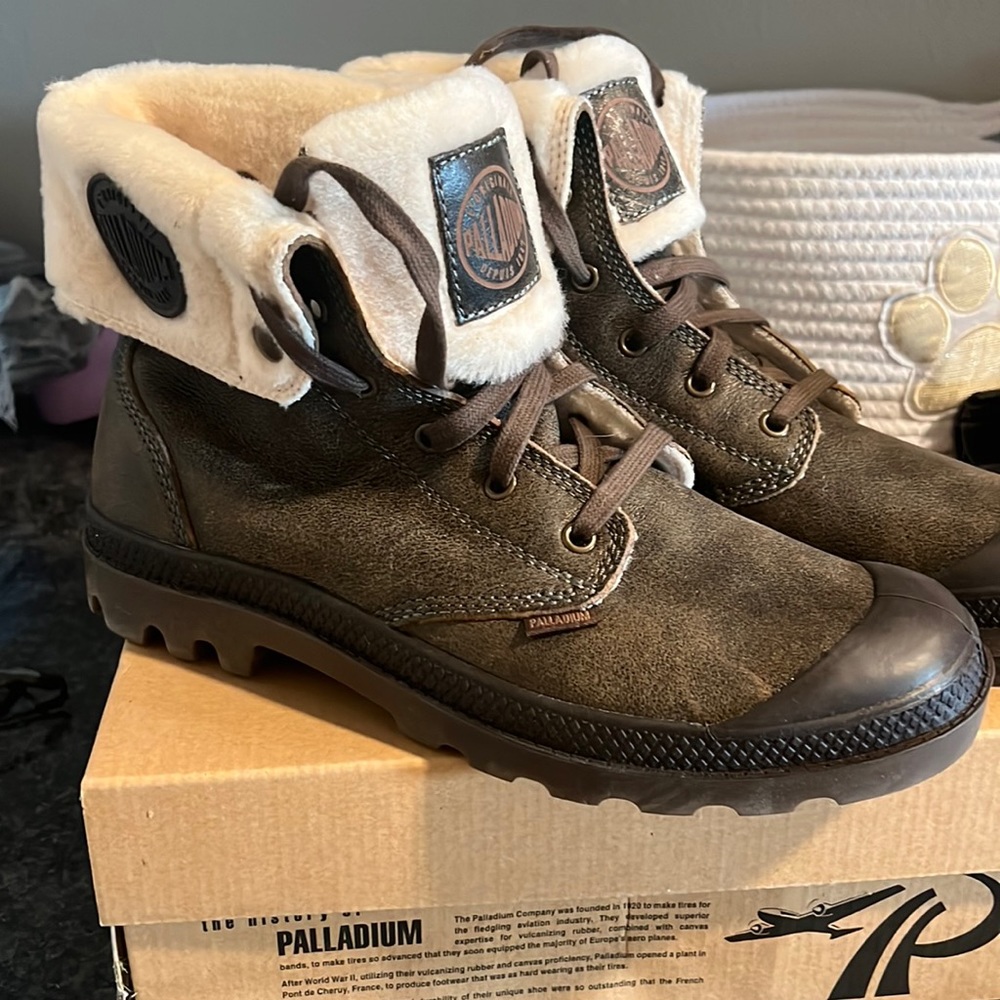 Never been worn mens palladium boots.